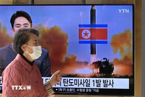Truyền thông Hàn Quốc đưa tin tại Seoul về một vụ phóng tên lửa của Triều Tiên, ngày 17/11/2022. (Ảnh: AFP/TTXVN)