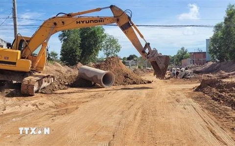 Dự án đầu tư công Chương trình mục tiêu xây dựng nông thôn mới tại xã Kim Long, huyện Châu Đức đang được khẩn trương thi công. (Ảnh: Hoàng Nhị/TTXVN)