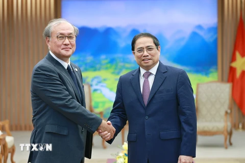 Thủ tướng Phạm Minh Chính tiếp ông Akiba Takeo, Tổng Thư ký Hội đồng An ninh Quốc gia Nhật Bản. (Ảnh: Dương Giang/TTXVN)