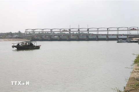 Cống Láng Thé, xã Đại Phước, huyện Càng Long đóng chặt để ngăn nước mặn xâm nhập. (Ảnh: Thanh Hòa/TTXVN)