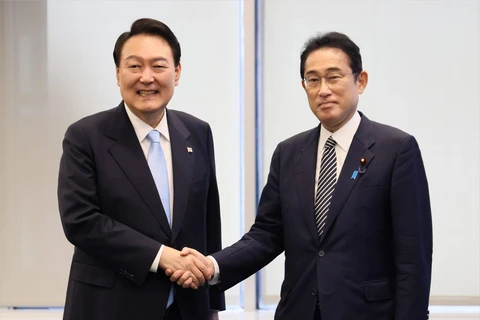 Thủ tướng Nhật Bản Fumio Kishida (phải) và Tổng thống Yoon Hàn Quốc Suk-yeol trong cuộc gặp tại New York, Mỹ. (Nguồn: Kyodo)