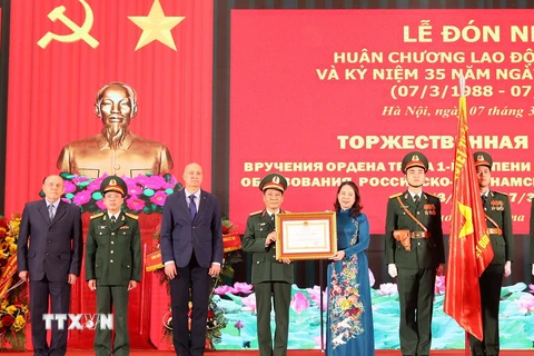 Phó Chủ tịch nước Võ Thị Ánh Xuân trao Huân chương Lao động hạng Nhất cho Trung tâm Nhiệt đới Việt-Nga. (Ảnh: Trọng Đức/TTXVN)
