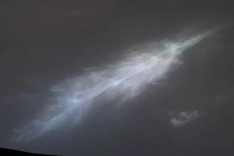 Khoảnh khắc những tia nắng Mặt Trời chiếu xuyên qua đám mây trên Sao Hỏa. (Nguồn: NASA)