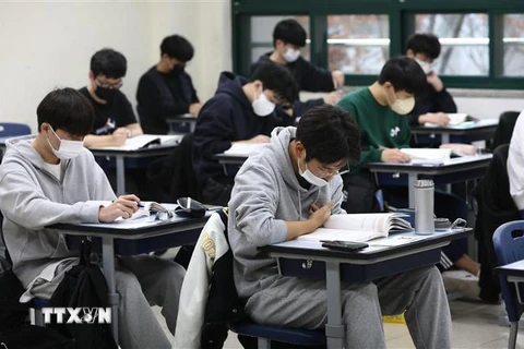 Học sinh tham dự kỳ thi năng lực quốc gia (CSAT) tại một điểm thi ở Seoul, Hàn Quốc. (Ảnh: AFP/TTXVN)