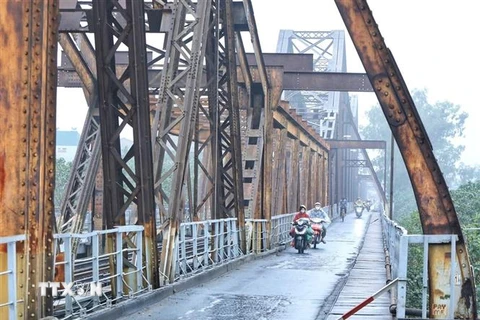 Cầu Long Biên trong ngày mưa bụi. (Ảnh: Tuấn Anh/TTXVN)