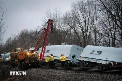 Lực lượng cứu hộ khẩn cấp làm nhiệm vụ tại hiện trường vụ tàu hỏa chở hóa chất bị trật bánh ở bang Ohio, Mỹ ngày 4/2. (Ảnh: AP/TTXVN)