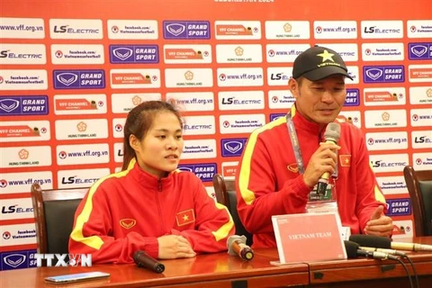 HLV của đội nữ U20 Việt Nam Akira Ijiri phát biểu tại cuộc họp báo. (Ảnh: Tạ Toàn/TTXVN)
