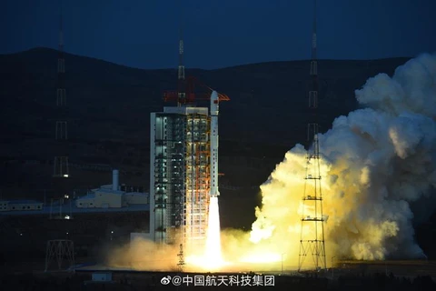Tên lửa Trường Chinh-4C mang theo vệ tinh đôi Thiên Hội-6 tại bệ phóng. (Nguồn: SINA)