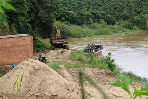 Hiện trường khai thác cát trái phép trên sông Đa Dâng. (Nguồn: Báo Lâm Đồng)