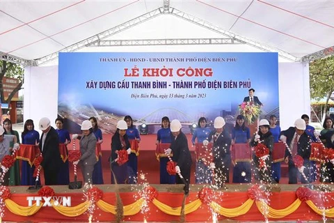 Các đại biểu thực hiện nghi thức khởi công xây dựng cầu Thanh Bình. (Ảnh: Xuân Tư/TTXVN)