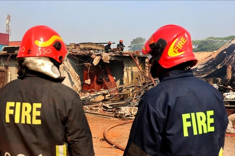 Hỏa hoạn đã thiêu rụi ít nhất 100 nhà tạm. (Nguồn: Anadolu)