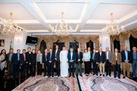 Các Đại sứ và đại biểu dự buổi gặp gỡ chụp ảnh chung. (Nguồn: Đại sứ quán Saudi Arabia)