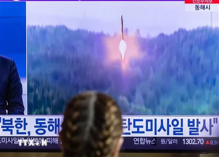 Người dân theo dõi bản tin về vụ phóng thử tên lửa của Triều Tiên được phát trên truyền hình, tại nhà ga ở Seoul, Hàn Quốc. (Ảnh: YONHAP/TTXVN)