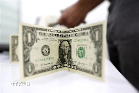 Đồng tiền giấy mệnh giá 1 USD. (Ảnh: AFP/TTXVN)