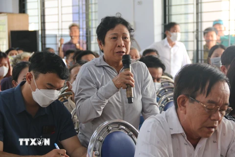 Người dân thuộc diện di dời phục vụ đường kết nối Sân bay Long Thành nêu ý kiến tại buổi đối thoại. (Ảnh: Công Phong/TTXVN)