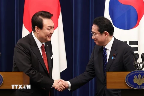 Thủ tướng Nhật Bản Fumio Kishida (phải) và Tổng thống Hàn Quốc Yoon Suk-yeol (trái) tại cuộc gặp ở Tokyo, ngày 16/3. (Ảnh: YONHAP/TTXVN)