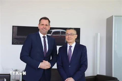 Đại sứ Việt Nam tại Cộng hòa Liên bang Đức Vũ Quang Minh và ông Olaf Lies, Bộ trưởng Kinh tế, Giao thông, Xây dựng và Số hóa bang Niedersachsen. (Ảnh: Phương Hoa/TTXVN)