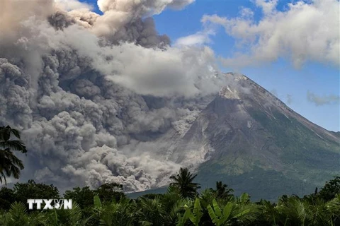 Cột khói và tro bụi phun lên từ miệng núi lửa Merapi, nhìn từ làng Tunggularum ở Sleman, Indonesia, ngày 11/3. (Ảnh: AFP/TTXVN)