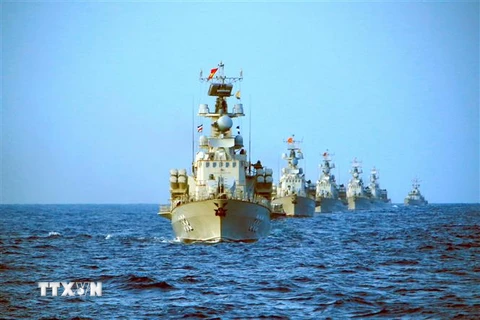 Biên đội tàu của Lữ đoàn 167 huấn luyện trên biển. (Ảnh: TTXVN phát)