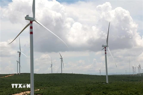 Những cột điện gió tại địa bàn huyện Bắc Bình. (Ảnh: Nguyễn Thanh/TTXVN)
