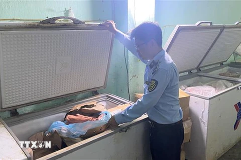Cơ quan chức năng tỉnh Phú Yên phát hiện nhiều sản phẩm thịt cấp đông không có nguồn gốc xuất xứ tại cơ sở kinh doanh đóng gói thực phẩm Nguyễn Quân. (Ảnh: Tường Quân/TTXVN)