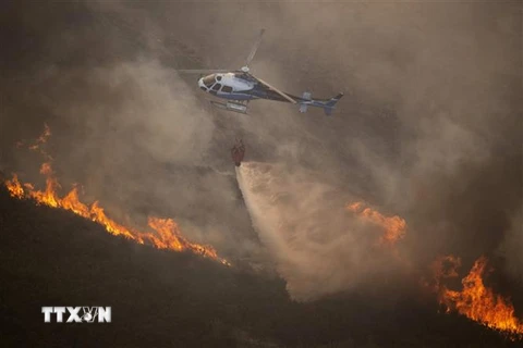 Trực thăng phun nước dập lửa cháy rừng tại Lobeira, tỉnh Ourense, Tây Bắc Tây Ban Nha tháng 8/2022. (Ảnh: AFP/TTXVN)