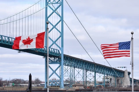Cờ Canada và Mỹ gần Cầu Ambassador tại cửa khẩu biên giới Canada-Mỹ ở Windsor. (Nguồn: THE CANADIAN PRESS)