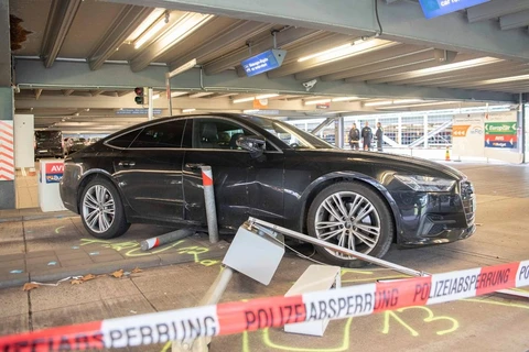 Một trong những chiếc xe bị đâm ở sâ bay Cologne-Bonn. (Nguồn: DPA)