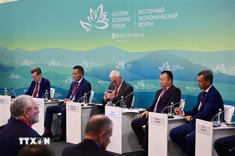 Các diễn giả tại buổi Đối thoại kinh doanh Nga-Việt trong khuôn khổ Diễn đàn Kinh tế phương Đông 2022. (Ảnh: TTXVN phát)