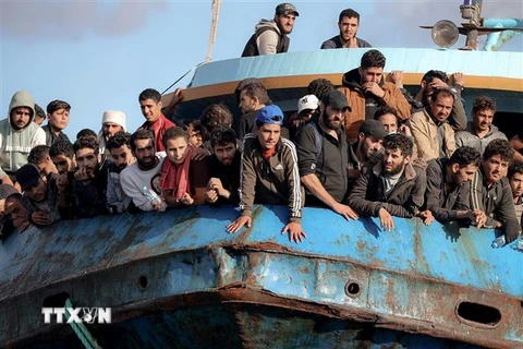 Người di cư được lực lượng bảo vệ bờ biển của Hy Lạp giải cứu ngoài khơi đảo Crete. (Ảnh: AFP/TTXVN)