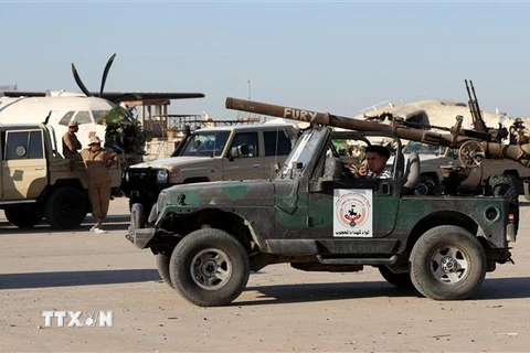 Binh sỹ thuộc quân đội Chính phủ Thống nhất Quốc gia Libya (GNU) gác gần khu vực sân bay quốc tế Tripoli, Libya, ngày 25/7/2022. (Ảnh: AFP/TTXVN)
