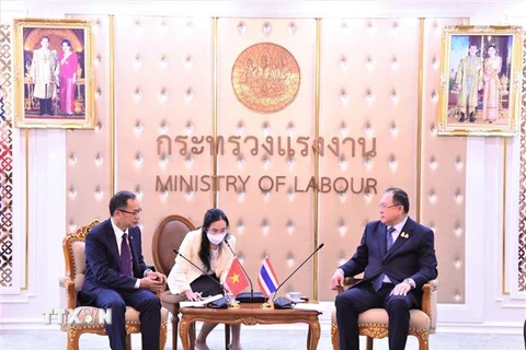 Đại sứ Phan Chí Thành (trái) và Thứ trưởng Bộ Lao động Thái Lan Surachai Chaitrakulthong. (Ảnh: TTXVN phát)