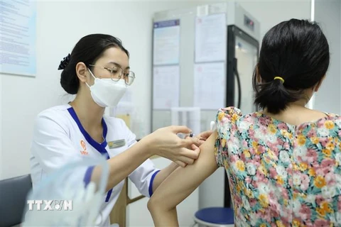 Khách đến tiêm tại điểm tiêm chủng của VNVC Trường Chinh (Hà Nội). (Ảnh: Minh Quyết/TTXVN)