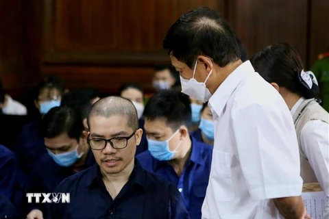 Bị cáo Nguyễn Thái Luyện trao đổi với luật sư tại phiên tòa sơ thẩm. (Ảnh: Thành Chung/TTXVN)