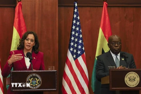 Phó Tổng thống Mỹ Kamala Harris (trái) trong buổi họp báo chung với Tổng thống Ghana Nana Akufo-Addo sau hội đàm song phương. (Ảnh: AFP/TTXVN)