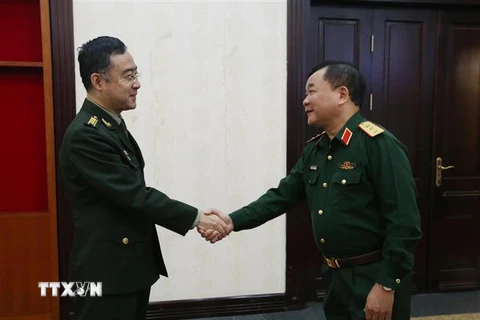 Thượng tướng Hoàng Xuân Chiến chào đón Đại tá Phan Đào tới làm việc với Bộ Quốc phòng Việt Nam. (Ảnh: Hồng Pha/TTXVN phát)