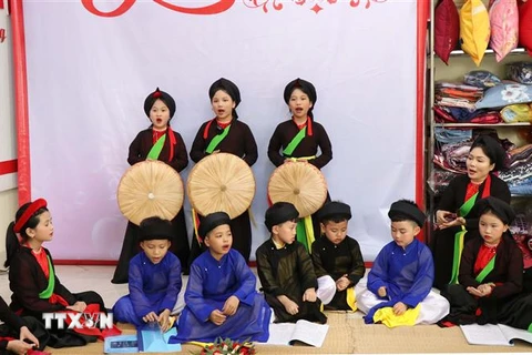 Các em thiếu nhi câu lạc bộ Quan họ măng non xã Hoàn Sơn, huyện Tiên Du, tỉnh Bắc Ninh trong một buổi sinh hoạt. (Ảnh: Thanh Thương/TTXVN)