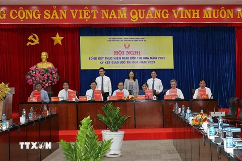 Cụm thi đua các tỉnh miền Đông Nam bộ ký kết giao ước thi đua năm 2023. (Ảnh: Huyền Trang/TTXVN)