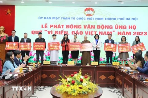 Các đơn vị ký ủng hộ Quỹ "Vì biển, đảo Việt Nam" của thành phố Hà Nội năm 2023. (Ảnh: TTXVN phát)