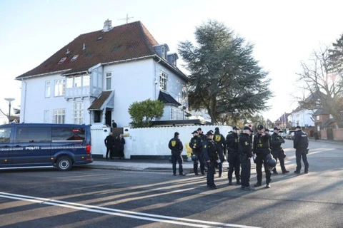 Cảnh sát tuần tra khu vực phía trước Đại sứ quán Thổ Nhĩ Kỳ, tại Copenhagen, Đan Mạch. (Nguồn: Reuters)