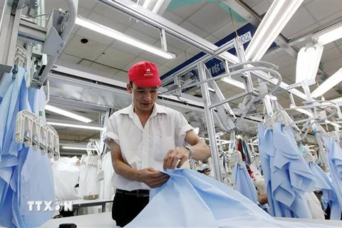 Sản xuất ngành dệt may xuất khẩu tại một doanh nghiệp tư nhân. (Ảnh: Đỗ Phương Anh/TTXVN)