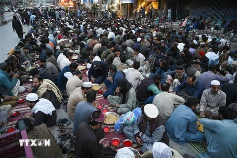Các tín đồ Hồi giáo dùng bữa sáng trong ngày đầu tiên của tháng lễ Ramadan ở Rawalpindi, Pakistan, ngày 23/3. (Ảnh: AFP/TTXVN)