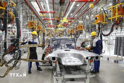 Dây chuyền sản xuất, lắp ráp ôtô Hyundai Thành Công. (Ảnh: Dương Giang/TTXVN)