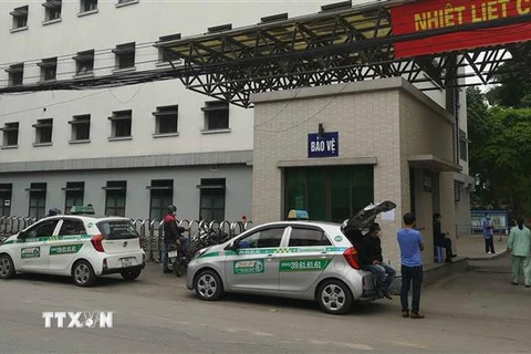 Xe taxi tập trung chờ đón khách trước cổng Bệnh viện Hữu nghị. (Ảnh: Thanh Tùng/TTXVN)