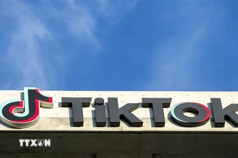 Biểu tượng của TikTok tại một tòa nhà ở Culver, California, Mỹ. (Ảnh: AFP/TTXVN)
