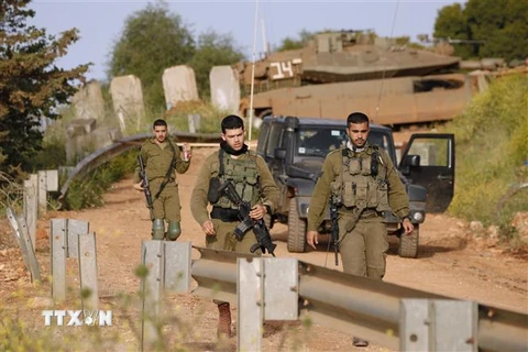 Binh sỹ Israel tuần tra gần Kibuttz Malkia, giáp giới với Liban ngày 7/4. (Ảnh: AFP/TTXVN)