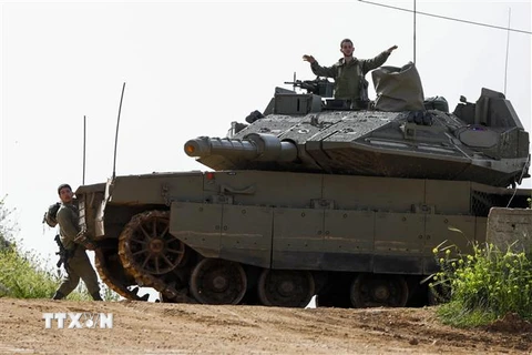 Binh sỹ và xe quân sự Israel được triển khai gần Shtula, giáp giới với Liban. (Ảnh: AFP/TTXVN)