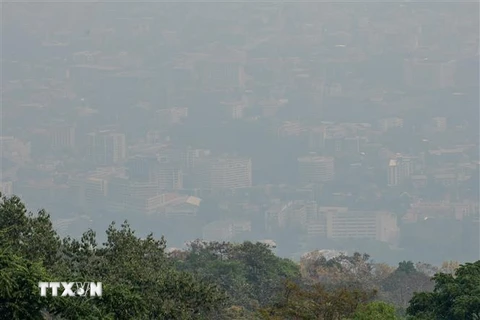 Khói mù ô nhiễm bao phủ dày đặc tại Chiang Mai, Thái Lan. (Ảnh: AFP/TTXVN)