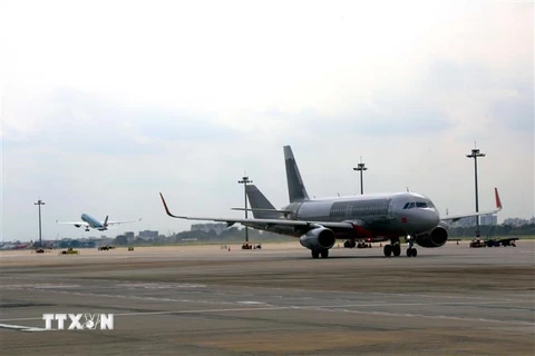 Máy bay cất cánh trên đường băng sân bay Tân Sơn Nhất. (Ảnh: Thanh Vũ/TTXVN)
