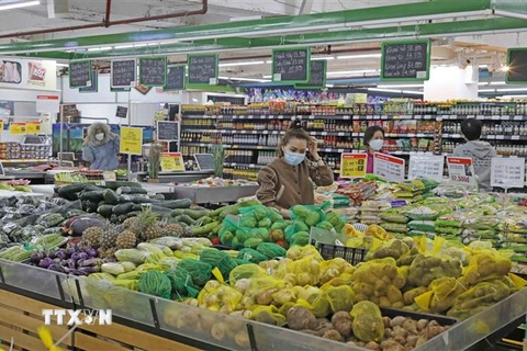 Hàng thực phẩm đa dạng, đảm bảo an toàn thực phẩm được bày bán trong siêu thị. (Ảnh: Trần Việt/TTXVN)